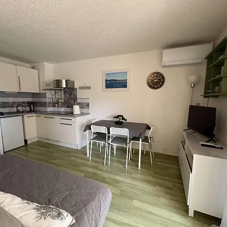 Apartment Avec Piscine, Parking Privatif, Loggia Et Acces A Pied - - Fr-1-226-534